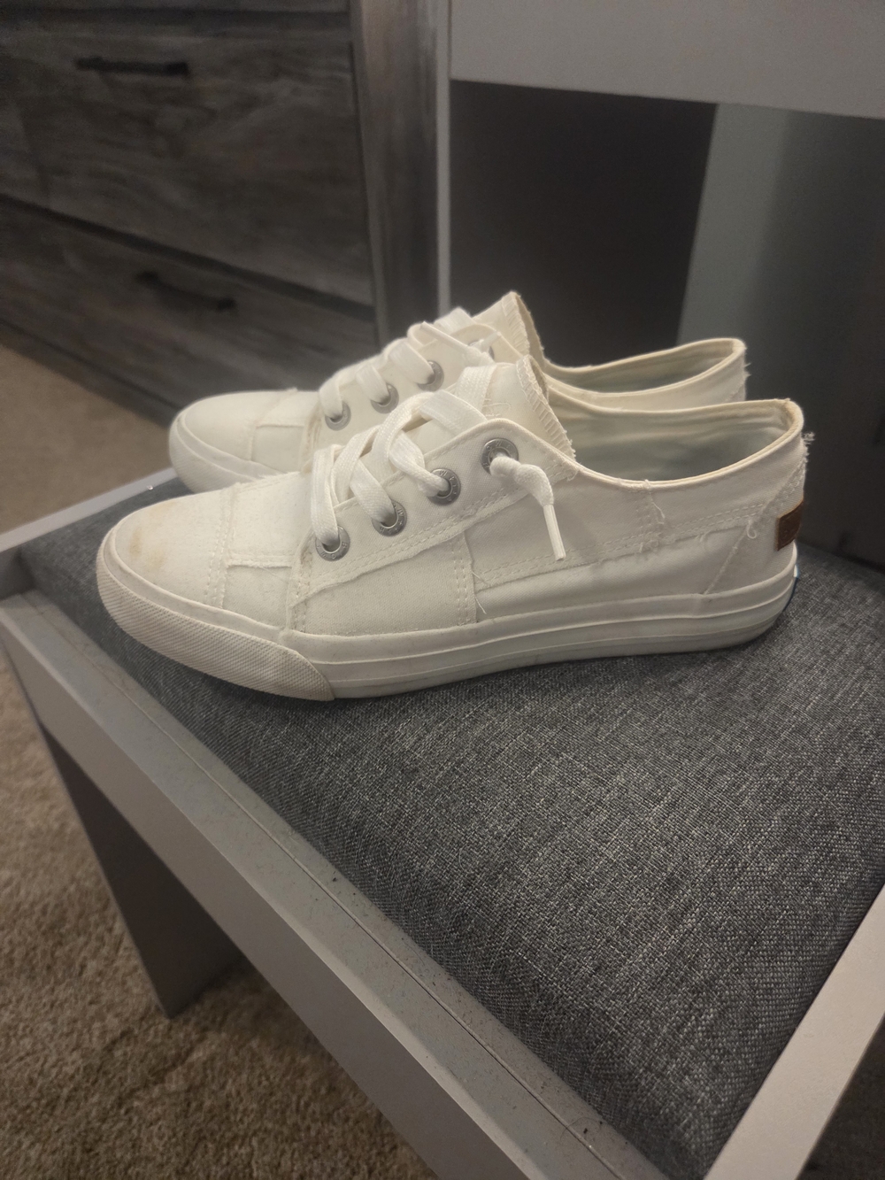 Women's Lightweight Low-Top Canvas Sneakers in Off-White